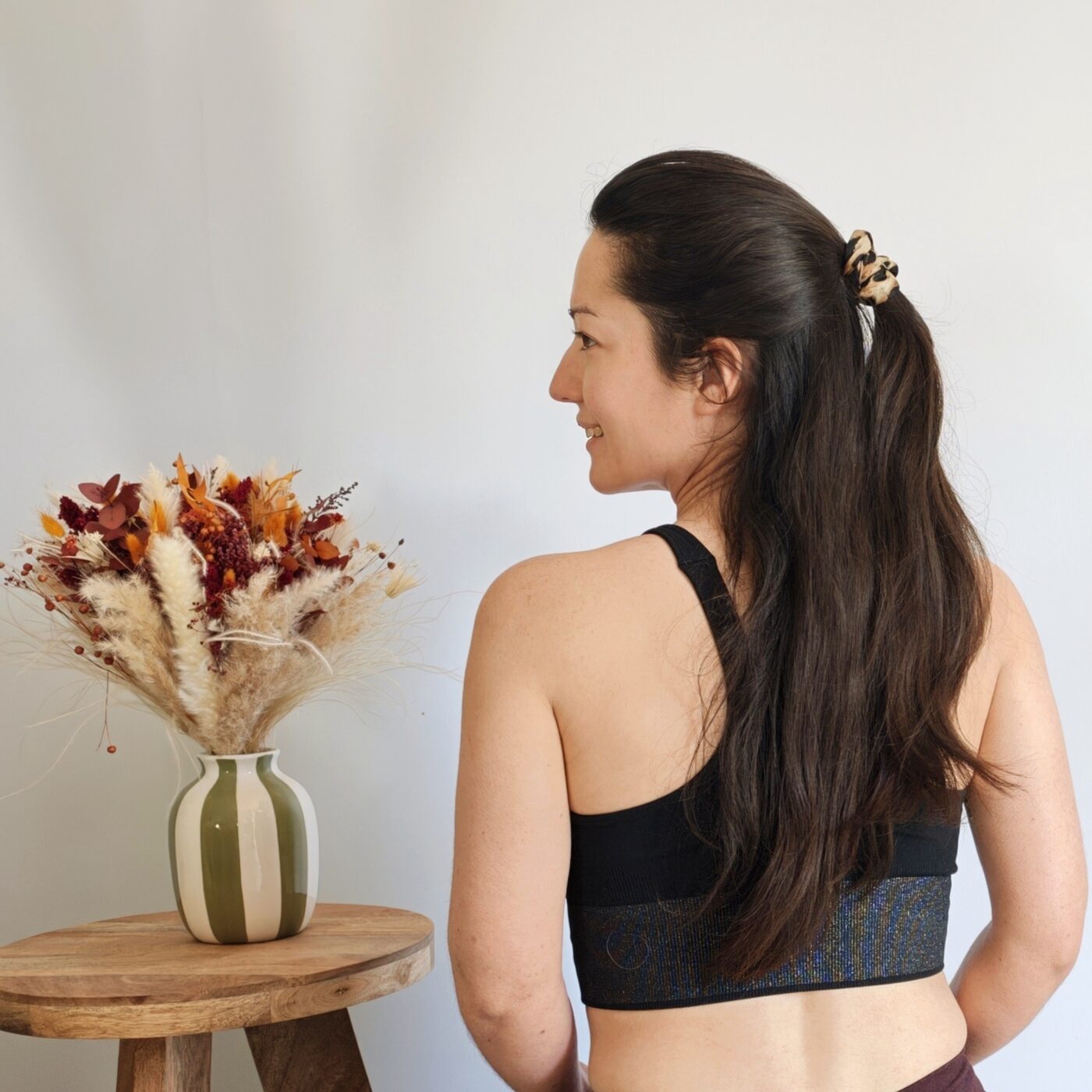 Céline, professeure de yoga, souriante